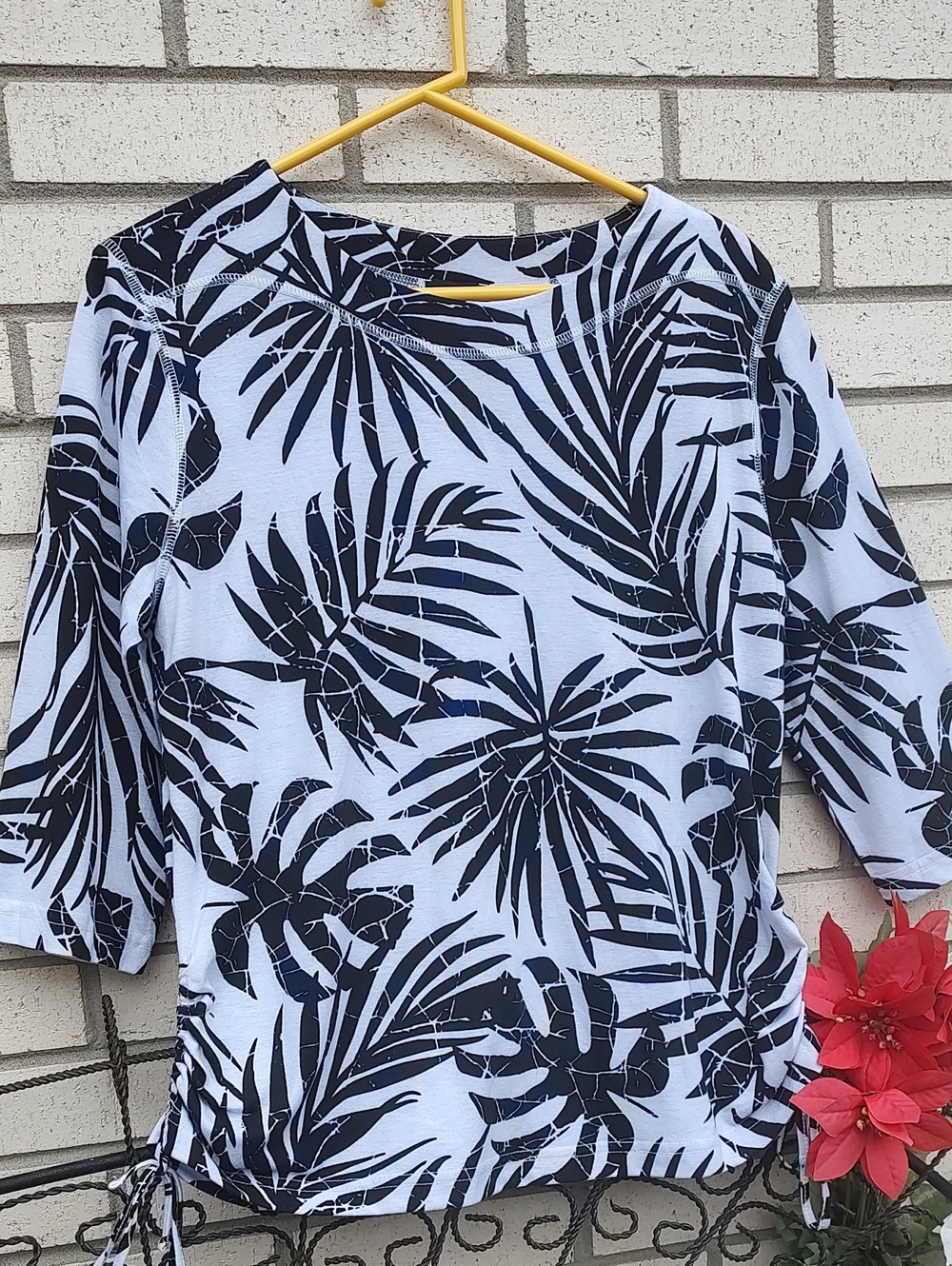 Links/ Black& White Top - Picture 5 of 10